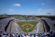 Carta de One Piece entregada por los Dodgers se vendió por casi $15,000 dólares en eBay