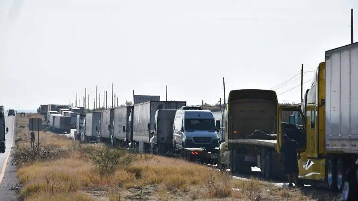 Productores mantienen dos bloqueos en la región centro-sur; transportistas buscan salir del estado por rutas alternas