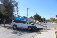 Choca conductor ebrio y derriba tres postes en Saltillo