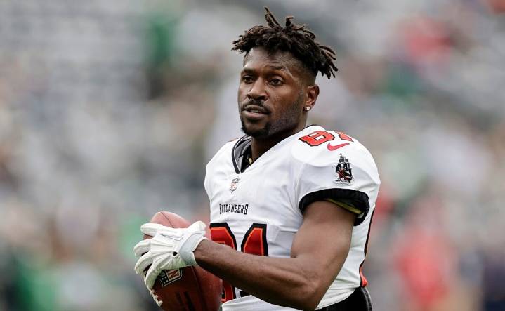 Exfigura de la NFL es extraditado a Estados Unidos para enfrentar juicio por intento de asesinato