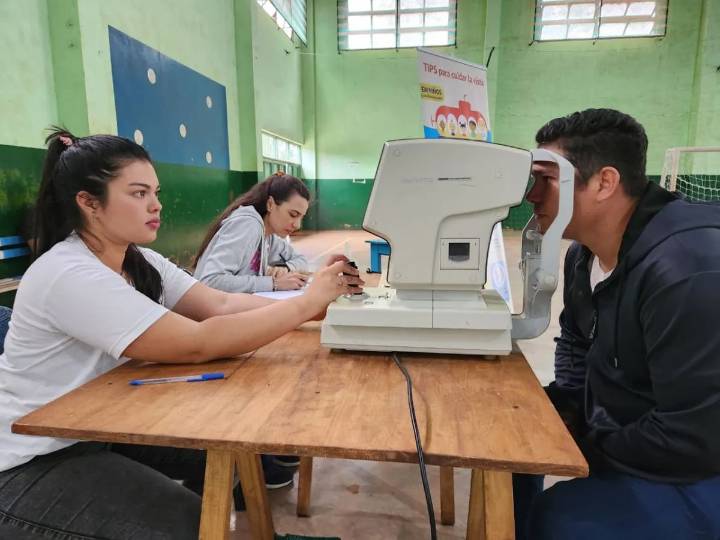 Vecinos de Colonia Delicia accedieron a controles oftalmológicos integrales