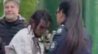 "Soltá el machete": un joven que hacía malabares con cuchillas fue detenido por una presunta agresión a una mujer policía