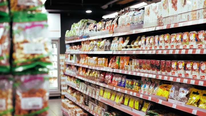Caída del consumo masivo: supermercados y mayoristas registraron un retroceso en septiembre