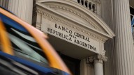 Deuda: con reservas negativas del BCRA, Argentina enfrenta un nuevo vencimiento con el FMI