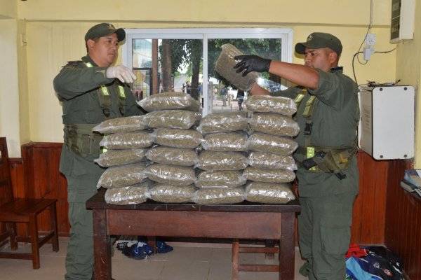 DESTINO CORRIENTES! Dos pasajeros detenidos con casi 30 kilos de droga (IMÁGENES)