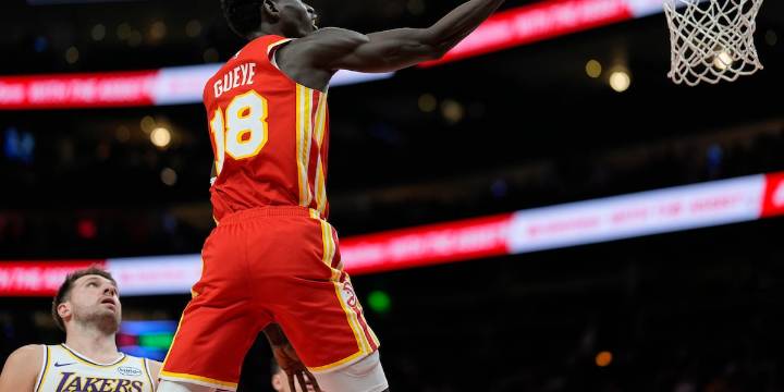 Gueye scores career-high 21 points as banged-up Hawks snap Lakers’ 5