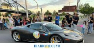 Furor: los sanjuaninos coparon las calles para observar el paso de los 30 Ferrari que recorren el país