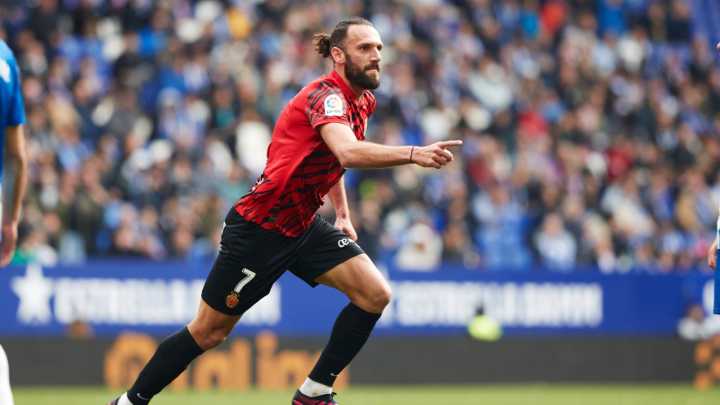 Vedat Muriqi, el delantero del RCD Mallorca que enamora a un pareja de prometidos y al que quieren ver en su boda