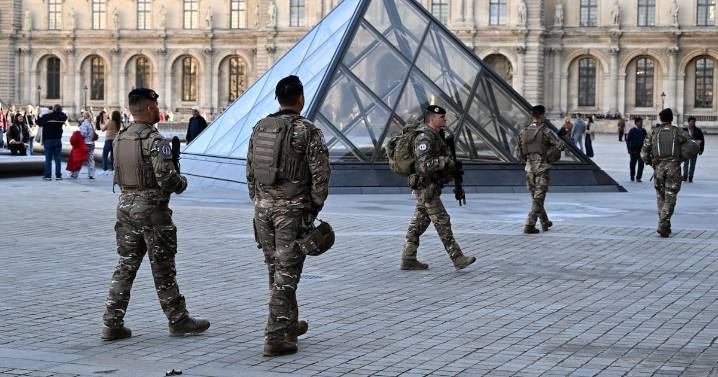 Louvre robbery: Paris museum previously told to update security