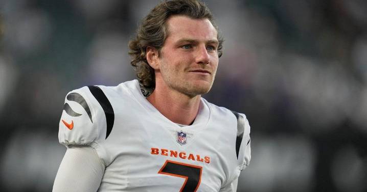 Sinnett: From not quite making it in NFL to ending his career with record