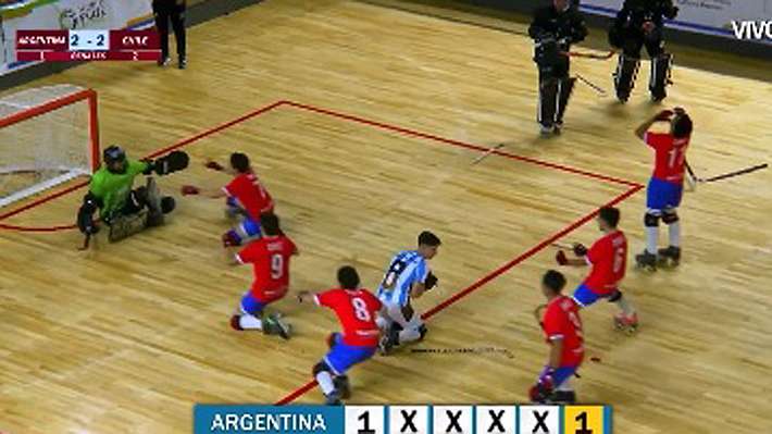 Espectacular: Chile vence de visita y por penales a Argentina para consagrarse campeón panamericano de hockey patín... Revisa el tiro final El arquero Joaquín Pinares se lució en la tanda.