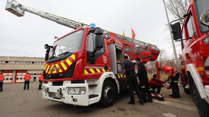 Declarado un aparatoso incendio en una empresa de La Puebla de Alfindén
