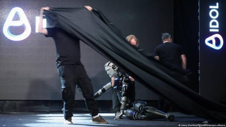 Desastrosa presentación del primer robot humanoide ruso: se rompió en varias piezas