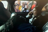 Viuda del alcalde de Uruapan abandona Palacio Nacional sin ofrecer declaraciones