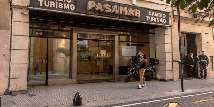 El dólar oficial subió a $1.500 y volvió a quedar cerca del techo de la banda cambiaria