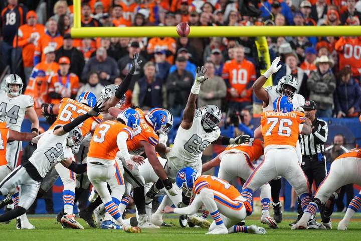 Defensiva de los Broncos rescata triunfo ante Raiders en la NFL