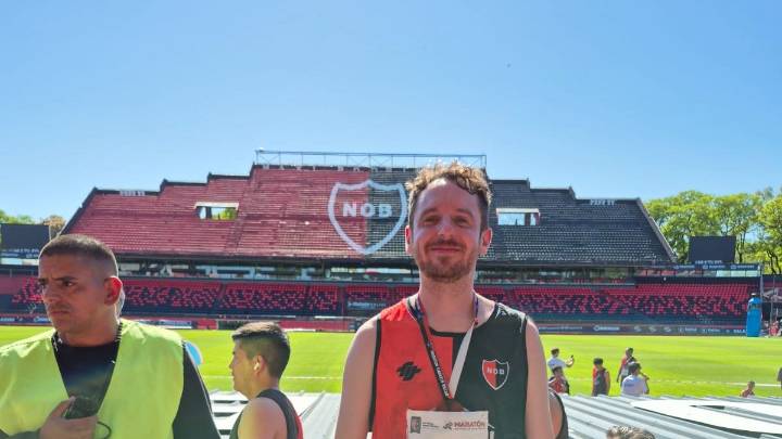 La increíble historia del fan irlandés que viajó a Rosario para correr la maratón Bielsa