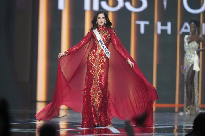 Miss Mexico is crowned Miss Universe at a pageant where she stood up to a host's bullying