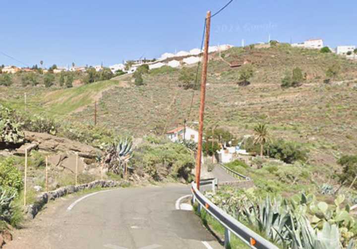 Muere un motorista tras caerse por una ladera en Telde
