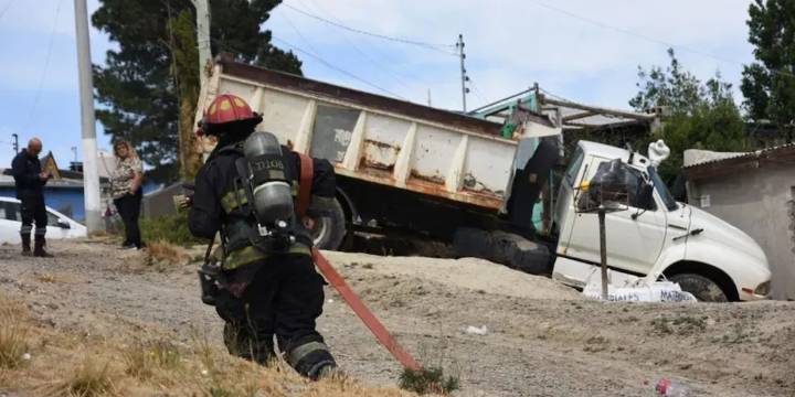 Un camión fuera de control casi provoca una tragedia en Chubut: atropelló al conductor y generó una gran fuga de gas