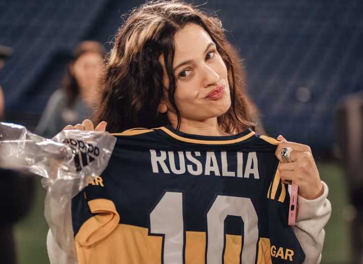 ¿Hincha de Boca? Rosalía visitó la Bombonera y posó con la camiseta del “Xeneize”
