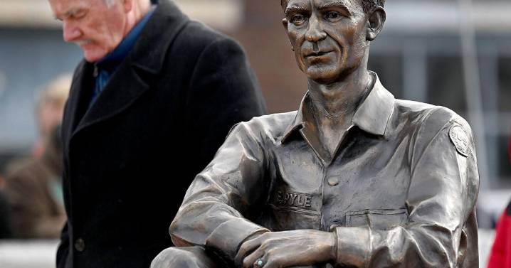 Ernie Pyle statue unveiled in Dana