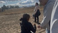 Niños atados, padres arrestados y familias traumatizadas tras redada del FBI en Idaho