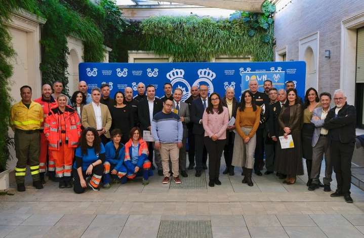 El calendario solidario de Avadi reúne a cuerpos de seguridad, emergencias, empresas y familias