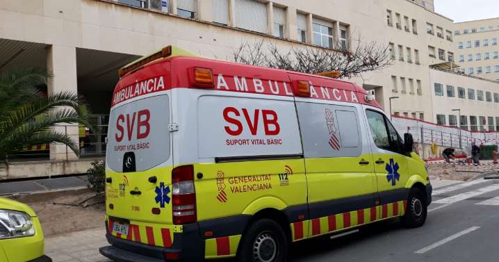 Muere un hombre al chocar su coche contra un árbol en Ibi