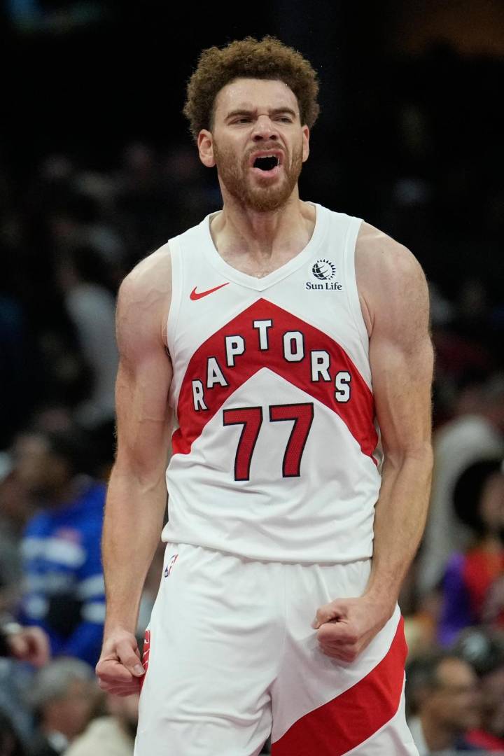 Jamison Battle anota 20 puntos y encesta dos triples clave en victoria de Raptors 112