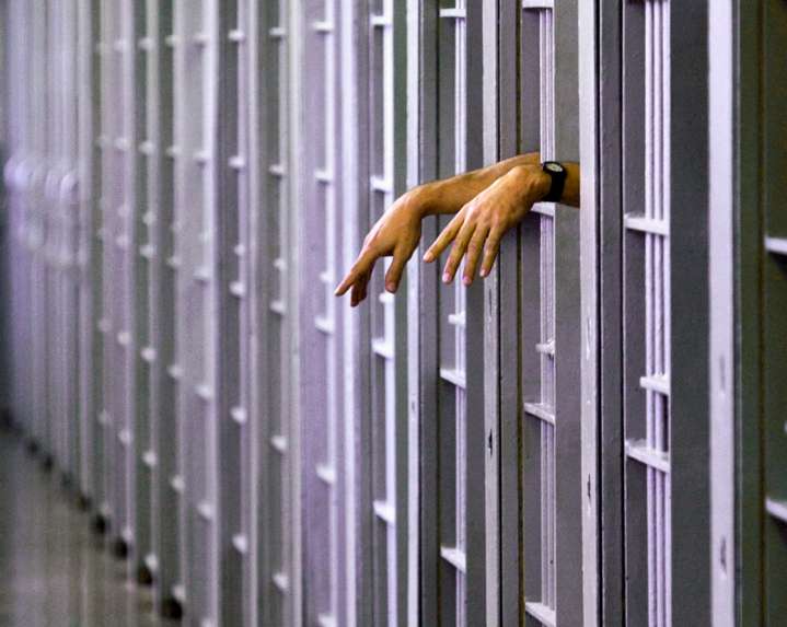 Pareja hispana arrestada por muerte de niña de 14 meses en Long Beach