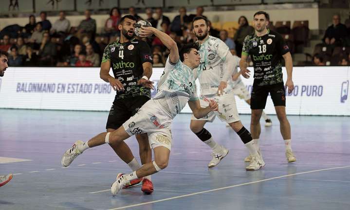 Ademar 28 - Torrelavega 28: 'El Ademar deja escapar vivo al Torrelavega'