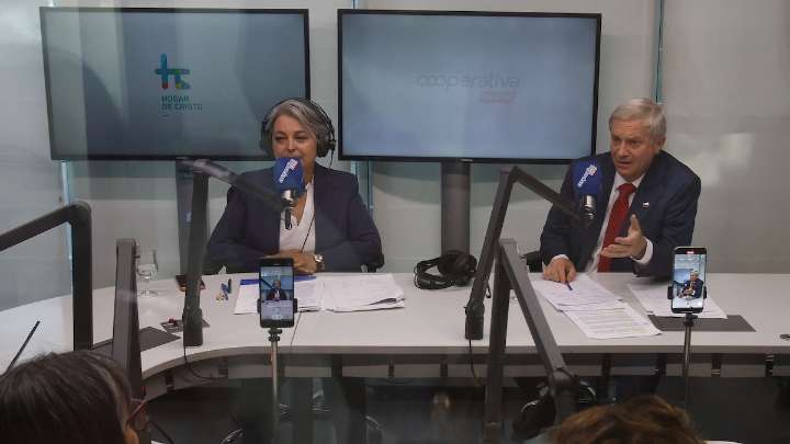 Campamentos: Kast pide que desalojados recurran a su red familiar y Jara lo acusa de "falta de empatía"