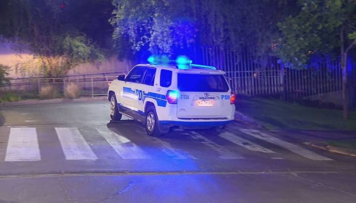 Sujeto fue baleado en la cabeza en plena calle de Lo Barnechea: quedó en riesgo vital