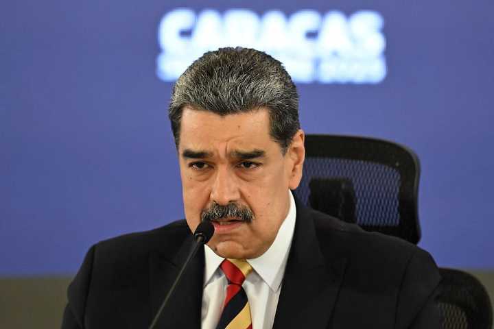 (VIDEO) Maduro pide al pueblo de EEUU que pare "la mano enloquecida de quien ordena bombardear"