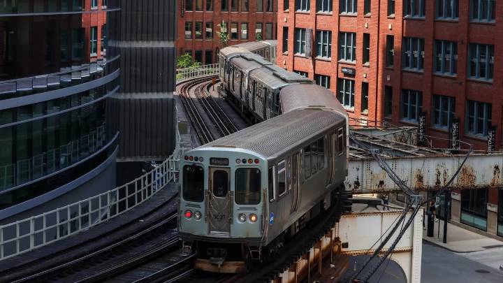 Sujeto roció a joven con un líquido desconocido y le prendió fuego tras discutir en un tren de Chicago