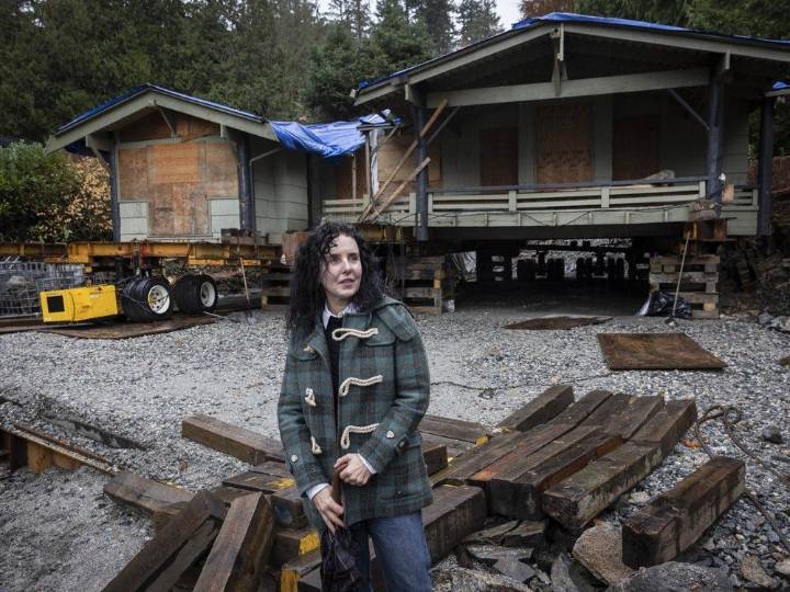 House movers race to save older Metro Vancouver homes from the dump
