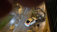 Susto en Zaragoza: un coche se empotra en una terraza de la plaza de San Francisco