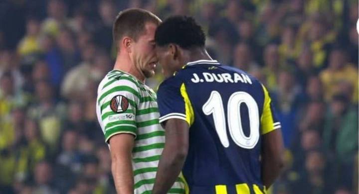 Jhon Durán, cabezazo a un rival, roja y polémica total en Europa League