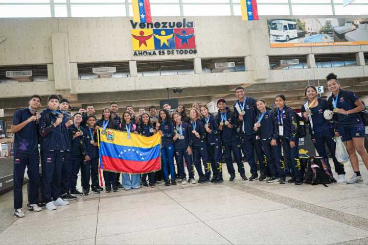 Campeones estudiantiles volvieron llenos de oro de los Juegos Centroamericanos y del Caribe Escolares