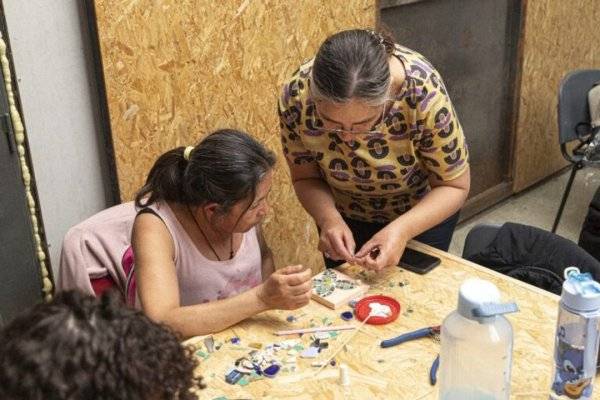 Taller de Eco Mosaico: así se fomenta el reciclaje a través de la teoría y la práctica con creaciones propias