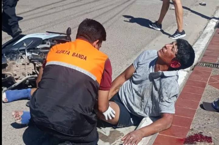 Le roban a una mujer de 71 años, y en la huida se estrellan contra un poste