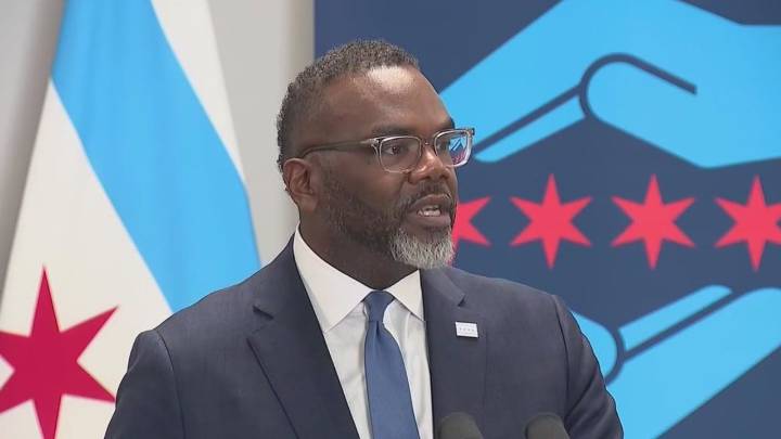 Chicago mayor defends budget as analysts warn of credit risks