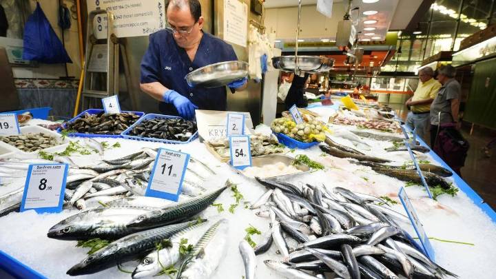 España negocia 'in extremis' una prórroga para los pescadores del Mediterráneo, que empiezan a amarrar sus barcas