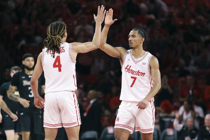 Deadspin | Houston climbs to No. 1 in chaotic week for Top 25