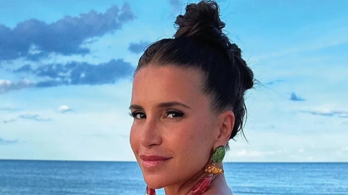 Desde el Caribe, Florencia Peña se mostró en bikini taparrabos y arrasó