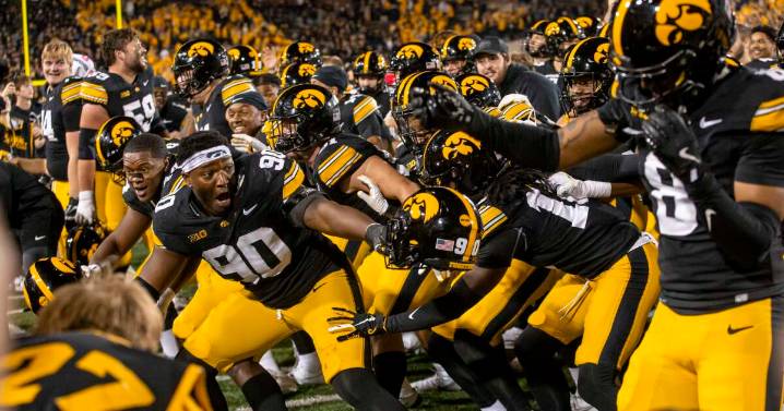 Iowa football will host Big Noon Kickoff against No. 6 Oregon