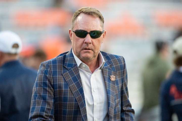Auburn players standing by Hugh Freeze as fans chant for his firing after Kentucky loss