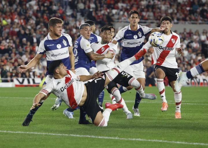 River cayó ante Gimnasia y perdió una chance clave en el Monumental