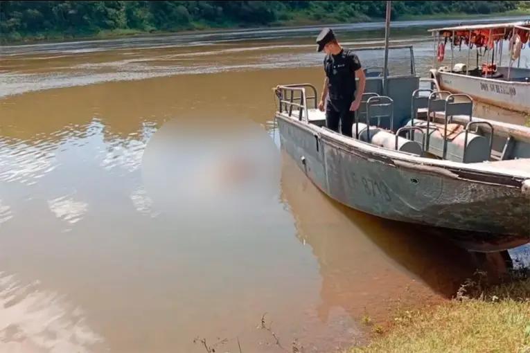Hallaron un cuerpo con una bolsa en la cabeza flotando en el río Paraná